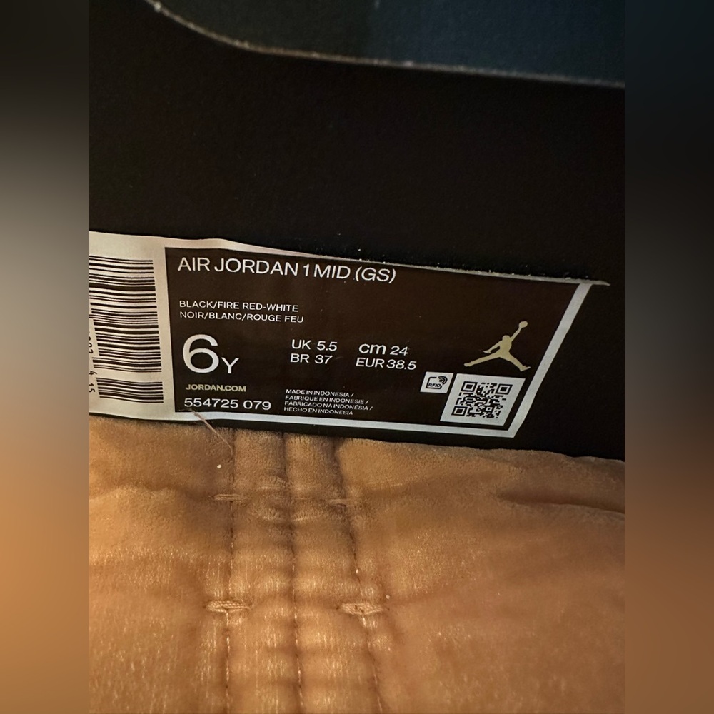 Jordan Air Jordan 1 Mid EUC - Picture 7 of 8